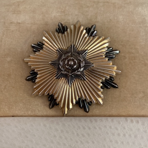 Huge 3.25” pendant/brooch marked AGNEW. Silver tone & gold tone w 3 layers. - Picture 2 of 5